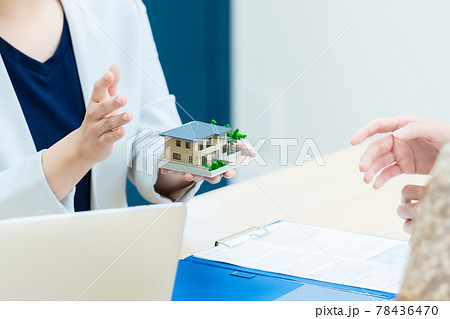住宅模型を持って説明する女性 ハウスメーカー 設計士 住宅模型を持って説明する女性 ハウスメーカー 設計士 78436470