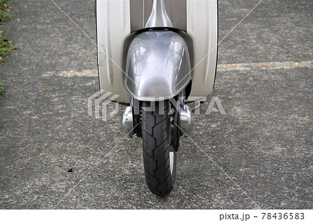 街中をスイスイ泳ぐように走る短足タイヤの原付バイ君。 78436583