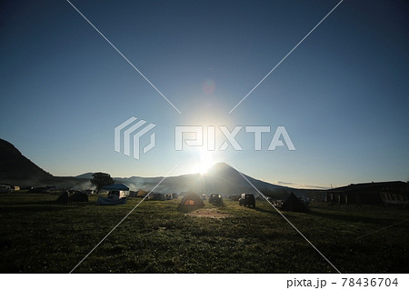 ふもとっぱらキャンプ場の富士山の日の出 78436704