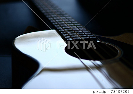 昼下がりのアコスティックベース 78437205