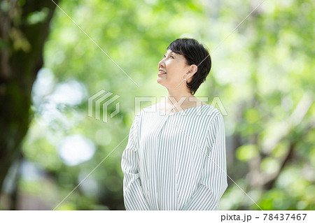 新緑　シニア女性　笑顔　ポートレート 78437467