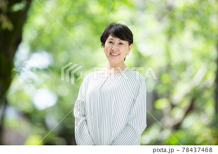新緑　シニア女性　笑顔　ポートレート 78437468