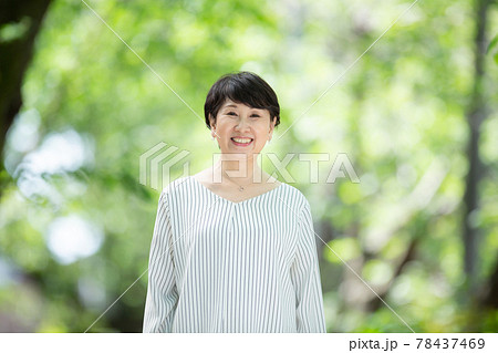 新緑　シニア女性　笑顔　ポートレート 78437469