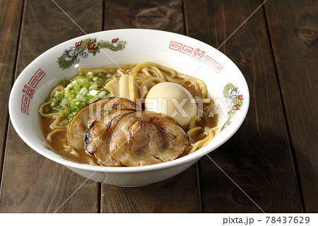 炙りチャーシューや味玉、メンマや万能葱が入ってる豚骨醤油ラーメン 78437629
