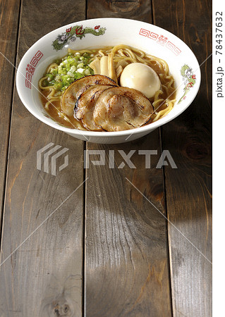炙りチャーシューや味玉、メンマや万能葱が入ってる豚骨醤油ラーメン 78437632