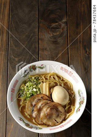 炙りチャーシューや味玉、メンマや万能葱が入ってる豚骨醤油ラーメンを俯瞰撮影 78437684