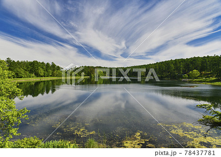 湖の湖面に映る景色と空 78437781