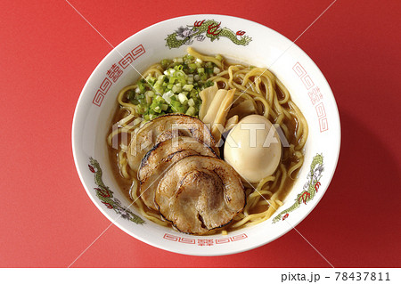 炙りチャーシューや味玉、メンマや万能葱が入ってる豚骨醤油ラーメンを赤色の背景で俯瞰撮影 炙りチャーシューや味玉、メンマや万能葱が入ってる豚骨醤油ラーメンを赤色の背景で俯瞰撮影 78437811