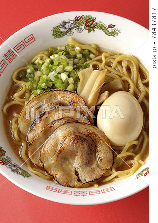 炙りチャーシューや味玉、メンマや万能葱が入ってる豚骨醤油ラーメンを赤色の背景で俯瞰撮影 炙りチャーシューや味玉、メンマや万能葱が入ってる豚骨醤油ラーメンを赤色の背景で俯瞰撮影 78437817