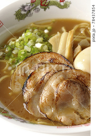 炙りチャーシューや味玉、メンマや万能葱が入ってる豚骨醤油ラーメンを白背景で撮影 炙りチャーシューや味玉、メンマや万能葱が入ってる豚骨醤油ラーメンを白背景で撮影 78437854