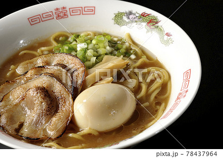 炙りチャーシューや味玉、メンマや万能葱が入ってる豚骨醤油ラーメンを黒背景で撮影 炙りチャーシューや味玉、メンマや万能葱が入ってる豚骨醤油ラーメンを黒背景で撮影 78437964