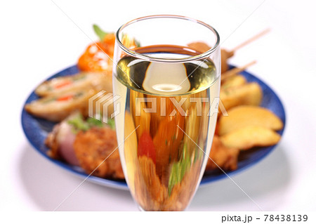 オードブルとワイン 78438139