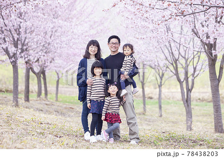家族でお花見の写真素材 [78438203] - PIXTA 