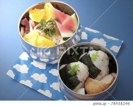 夏の爽やかな素麺とおにぎりのお弁当 78438246