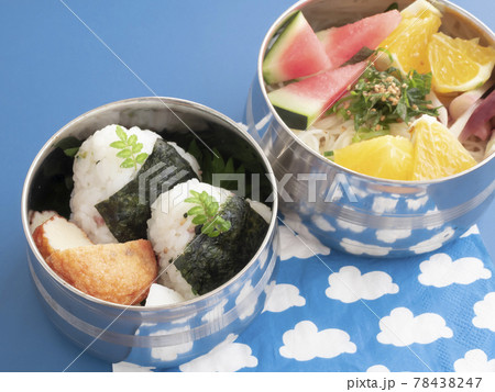 夏の爽やかな素麺とおにぎりのお弁当 夏の爽やかな素麺とおにぎりのお弁当 78438247