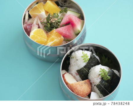 夏の爽やかな素麺とおにぎりのお弁当 78438248