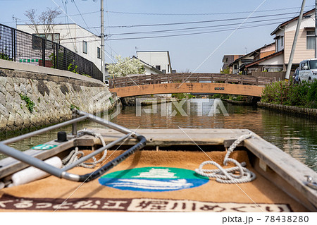 島根県松江市　松江城の堀川めぐり　低い新米子橋に差しかかる遊覧船 78438280
