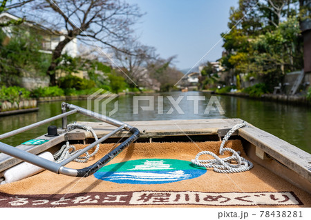 島根県松江市　松江城の堀川めぐり　町並みの横を通り過ぎる船からの眺め 78438281