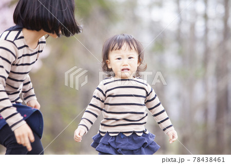 泣きながら歩く赤ちゃんの写真素材