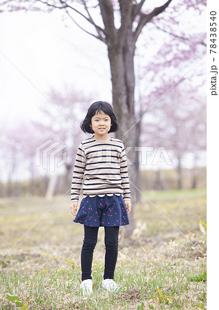 桜の木の下で遊ぶ子ども 桜の木の下で遊ぶ子ども 78438540