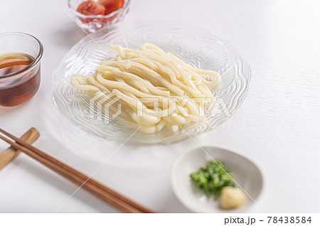 夏はさっぱりと冷やしうどん 78438584