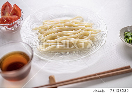 夏はさっぱりと冷やしうどん 78438586
