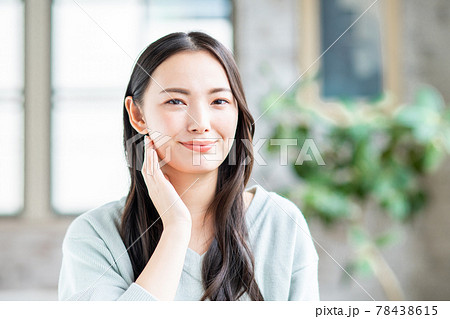 潤いを実感する若い女性　 78438615