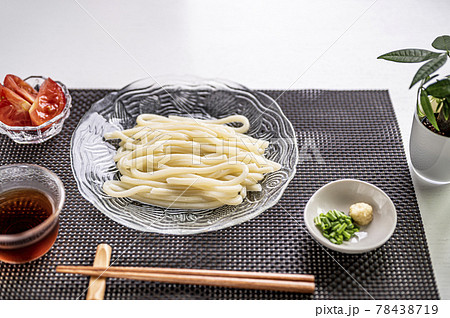 夏はさっぱりと冷やしうどん 78438719
