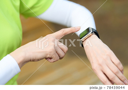 シニア女性　屋外　スマートウォッチ　 78439044