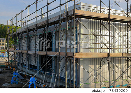 建設現場の足場 78439209