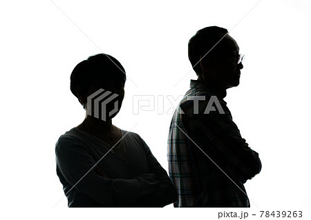 シニア夫婦　シルエット　悩む　考える 78439263