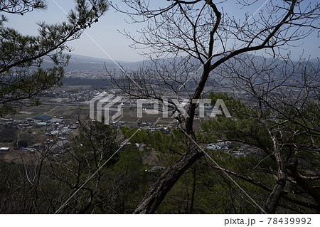 群馬県沼田市三角山の戸神山登山道　岩場コース途中から沼田市街地薄根地区　子持山方面を見る 78439992
