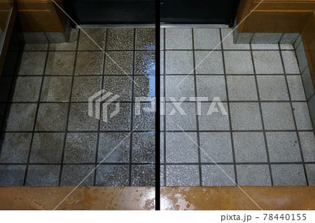 汚れた日本の玄関と石目タイル Japanese house entrance stone tile 78440155