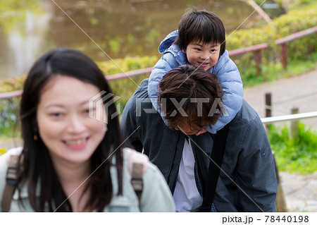 笑顔の3人家族 78440198