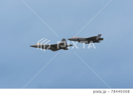 アメリカ空軍F-22&F-35A編隊飛行 78440308