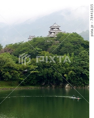 愛媛県大洲市の夏の肱川と大洲城の眺め【6月】 愛媛県大洲市の夏の肱川と大洲城の眺め【6月】 78441835