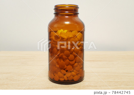 薬ビンに入った錠剤 薬ビンに入った錠剤 78442745