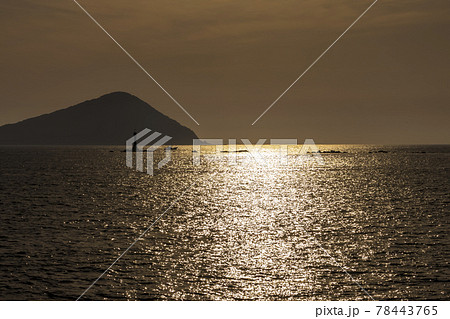 糸島半島福の浦の夕日 78443765