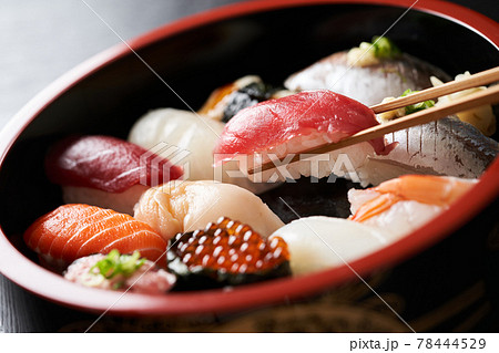 寿司桶に盛られた握り寿司 78444529