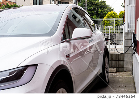 自宅で充電中のアメリカ製電気自動車/EV 自宅で充電中のアメリカ製電気自動車/EV 78446364