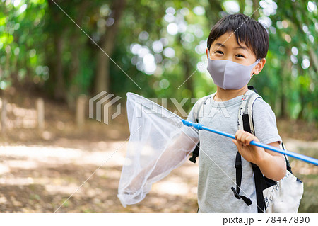 マスクをして外で遊ぶ少年 マスクをして外で遊ぶ少年 78447890