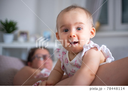 A mother is lying with the toddler baby. 78448114