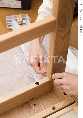 家具を組み立てる女性 家具を組み立てる女性 78448213
