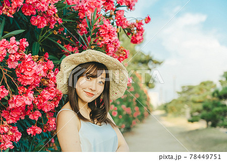 南国を旅する若い女性　 78449751
