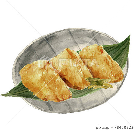 水彩イラスト：お皿にのせた3個のおいなりさん 笹 漬物添え 食べ物 お弁当白バック PNG 78450223