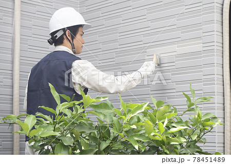 外壁塗装をする男性 78451489