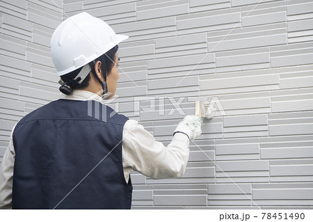 外壁塗装をする男性 外壁塗装をする男性 78451490