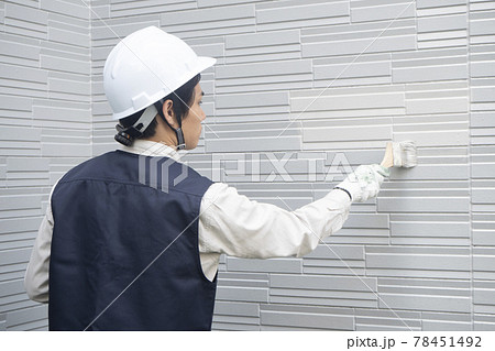 外壁塗装をする男性 外壁塗装をする男性 78451492