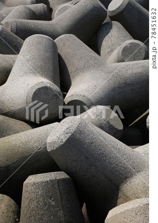 ■大量に積まれたテトラポッド 78451632