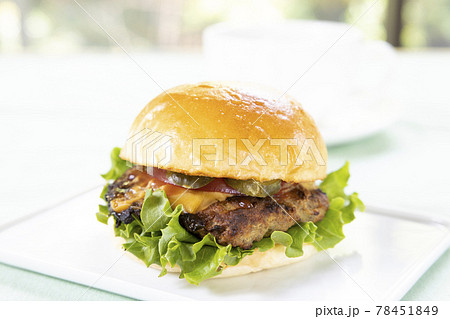 おいしいチーズバーガーとホットコーヒー おいしいチーズバーガーとホットコーヒー 78451849
